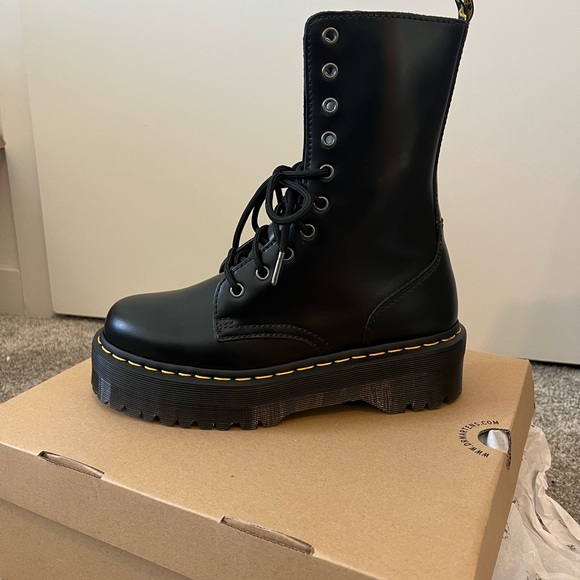 Dr. Martens - Women size 8 platform boots - Picture 3 of 4